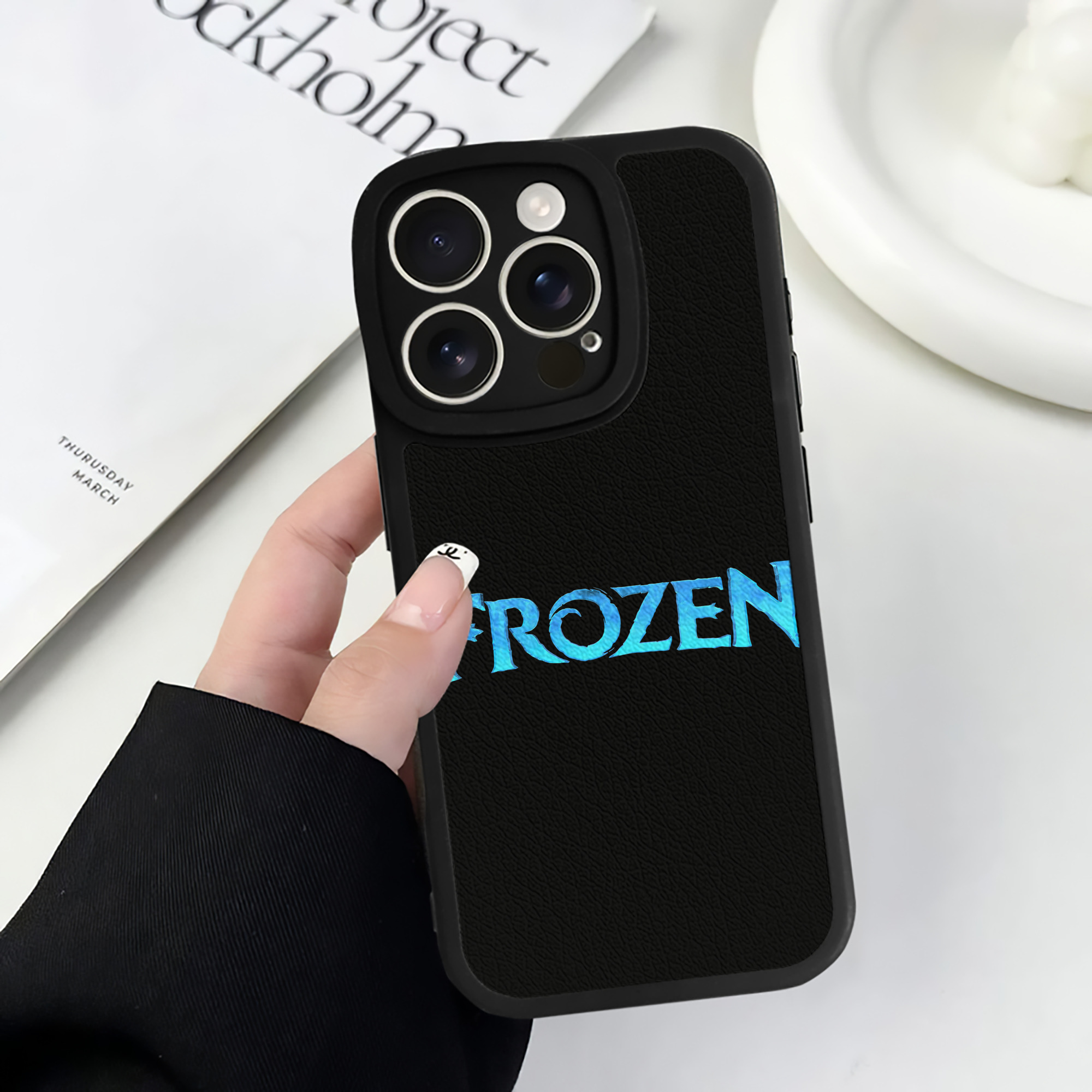 （画像用） アナと雪の女王 アンナ エルサ Frozen Anna Elsa 【iPhone 16シリーズ対応】シリコンスマホケース（レザー調） 材質：シリコン